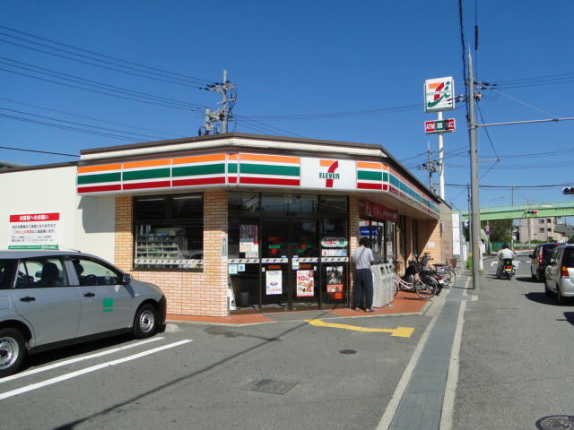 Convenience store. Seven-Eleven Hirakata Nakamiyayamato the town store (convenience store) to 829m