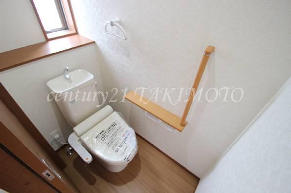 Toilet. Pat ventilation have a window to the toilet!