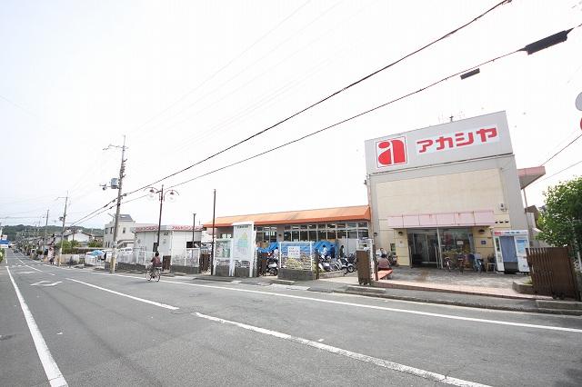 Supermarket. 480m is useful for daily shopping to acacia. Also jewels parking.