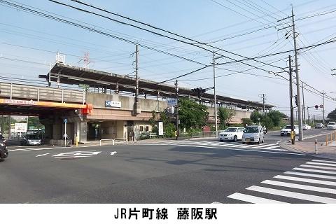 station. Convenience store of a large parking lot equipped with the 1600m station until Fujisaka Station, Jewels, such as the coffee shop. 
