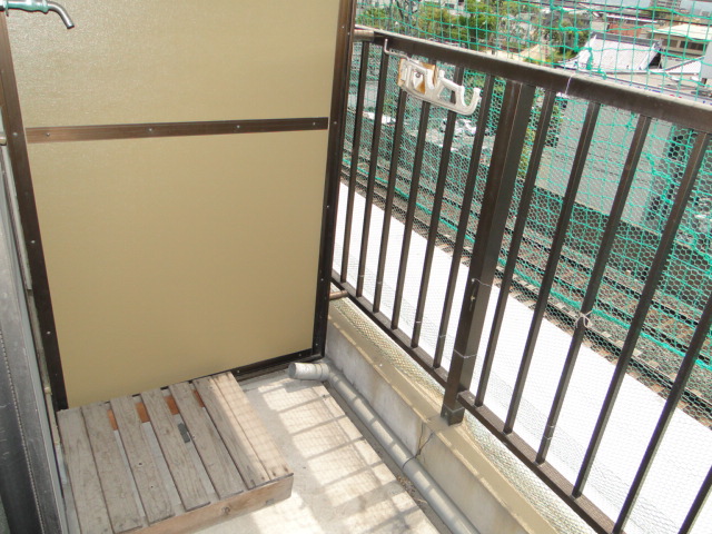 Balcony. Washing machine should be placed here.. 