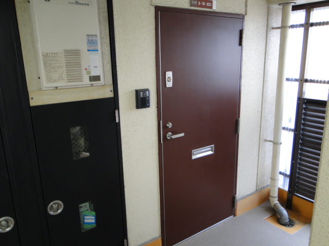 Entrance. It is the entrance door is safe in the double lock. 