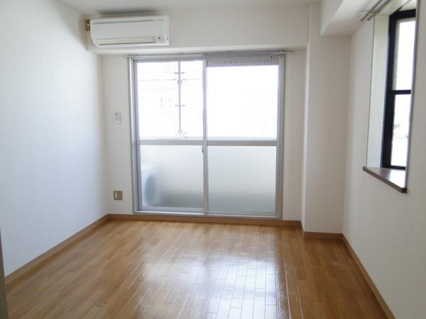 Other room space. Easy flooring of cleaning (this room is Mu side window inside the room)
