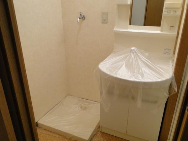 Washroom. Washing machine installed Allowed to dressing room. It is good clean also washstand