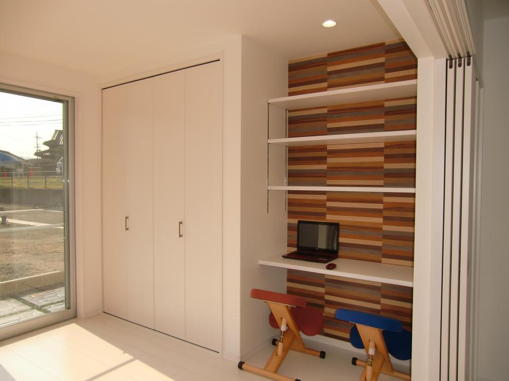 Living. Convenient storage rack with desk