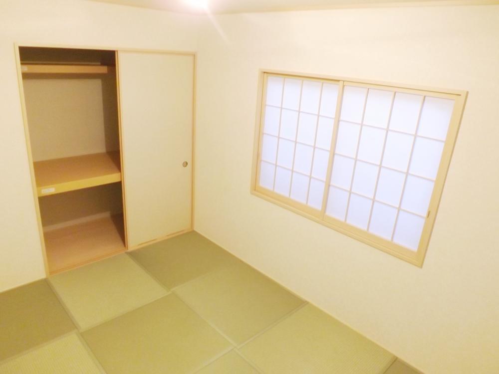 Non-living room. Local photos (Japanese-style) Modern Japanese-style room of Daikabe specification!