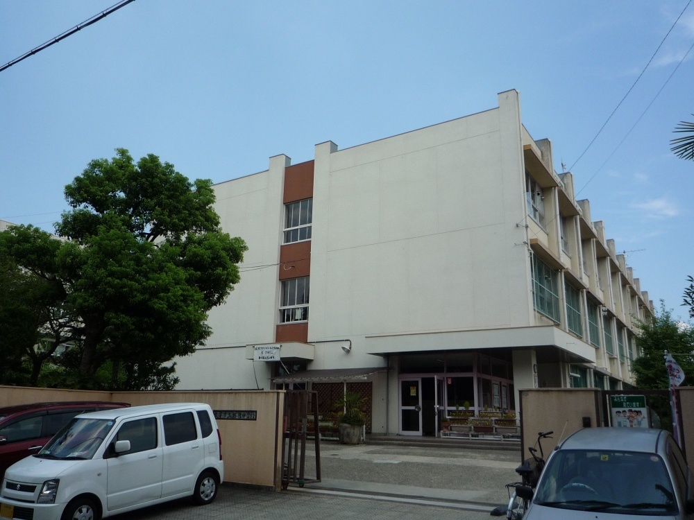 Junior high school. Hirakata Municipal Shodainaka school (junior high school) up to 747m