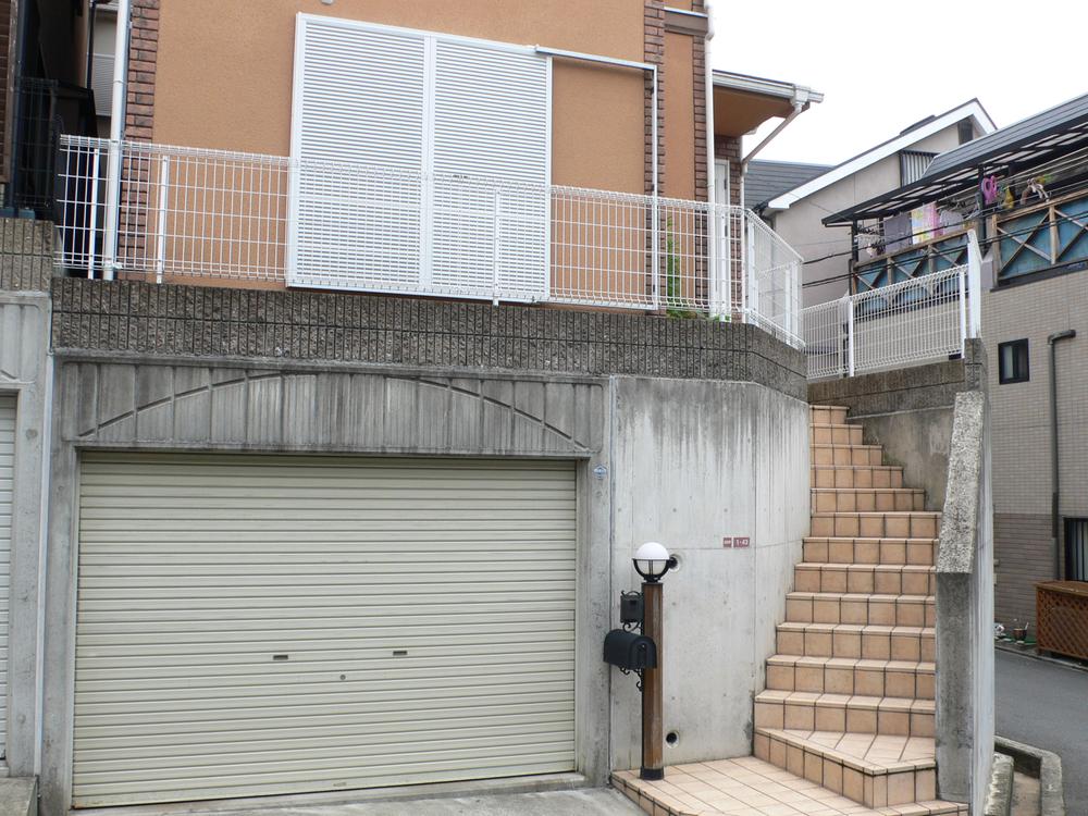 Parking lot. Local photo (parking lot) Built-in garage with shutter!  Security peace of mind! 