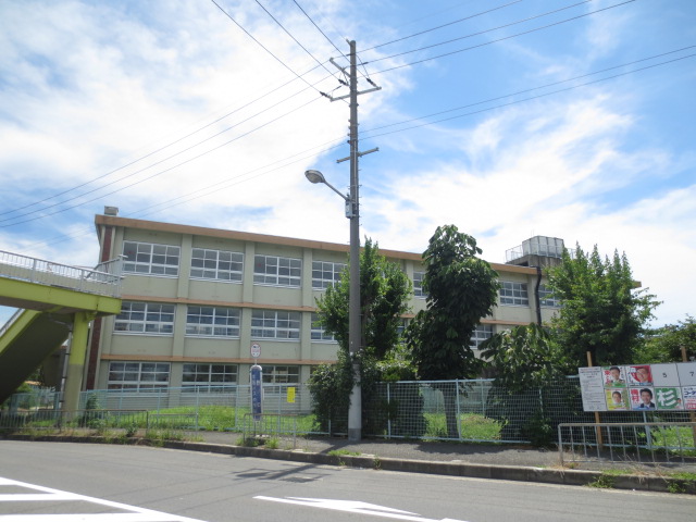 Primary school. Hirakata 319m to stand Kasuga elementary school (elementary school)