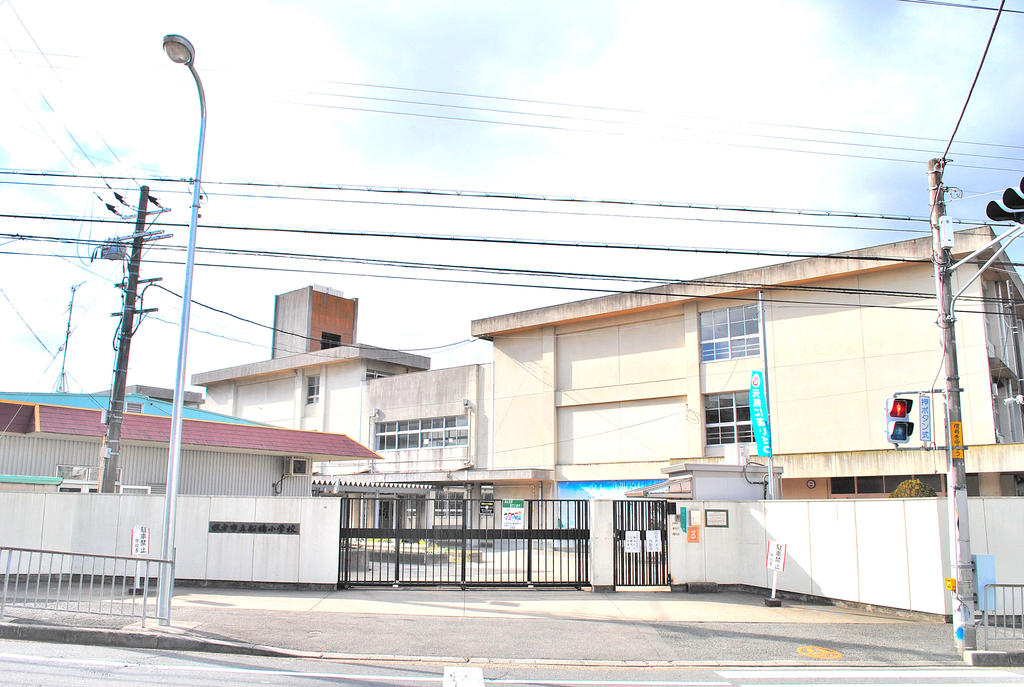 Primary school. Hirakata Ichiritsufunabashi up to elementary school (elementary school) 199m