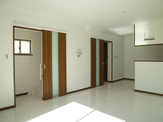 Living. Living room is a convenient face-to-face kitchen that can be passed seen.