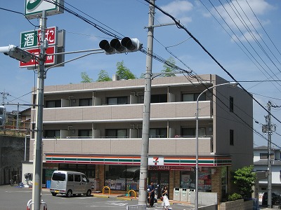 Convenience store. Seven-Eleven Hirakata Higashinakaburi 2-chome up (convenience store) 921m