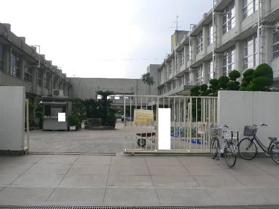 Primary school. Hirakata Municipal Fujisaka to elementary school 230m