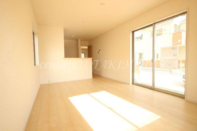 Living. No hanging cupboard, Open living space!