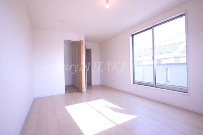 Non-living room. It is a bright room with two-sided lighting! !