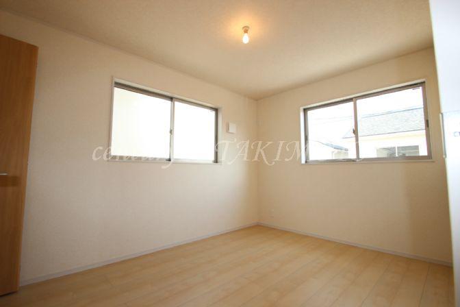 Non-living room. Use a pair of glass in the window of each room! !