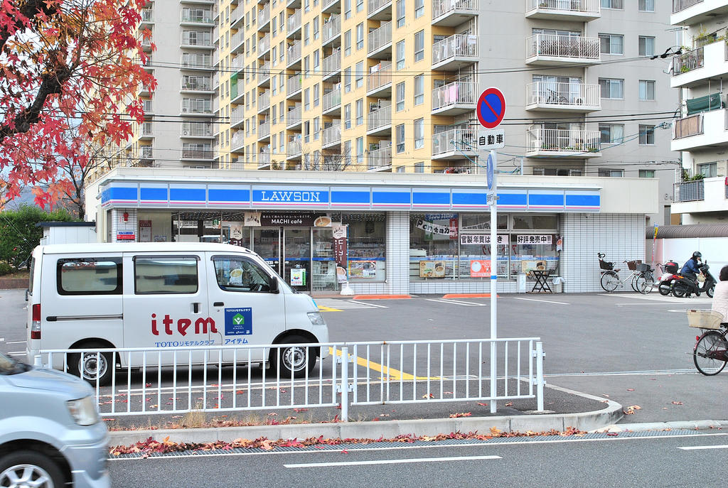 Convenience store. 700m until Lawson Kuzuhahanazono the town store (convenience store)