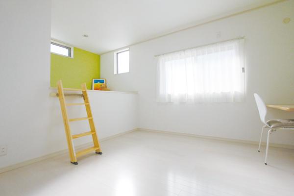 Non-living room. It has established a low-floor loft in the children's room. It is difficult to design the moon to the eye even though littered with toys. (No. 6 land model house)