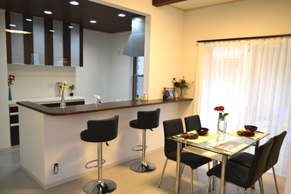 Kitchen. It has established a kitchen counter. (No. 6 land model house)