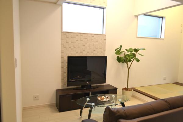 Living. Behind the living room of the TV space it has established eco-carat on the wall. (No. 6 land model house)