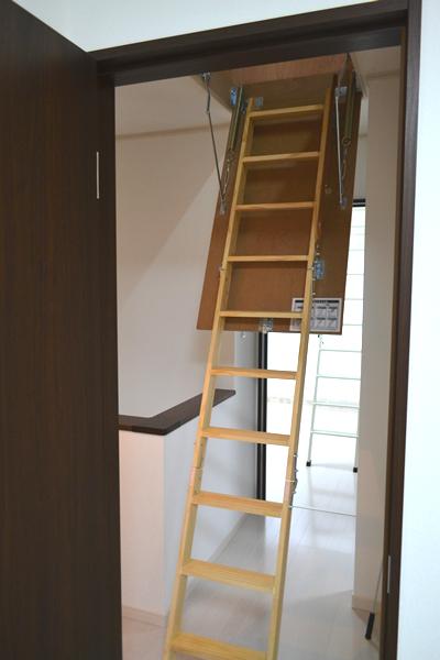 Receipt. Is attic storage. Ladder is folded, Because the type to fit in the internal storage, Neat also Hall. (No. 6 land model house)