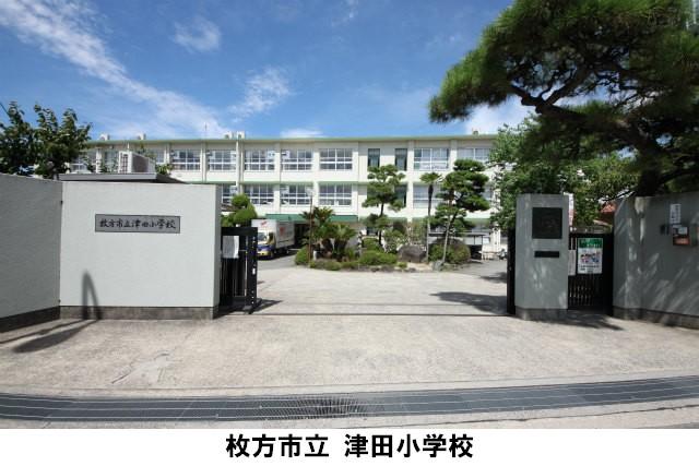 Primary school. There near the intersection of 800m Tsuda to Tsuda Elementary School.
