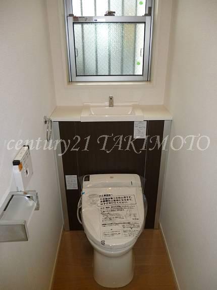 Toilet. Pat ventilation There is a window in the toilet! !