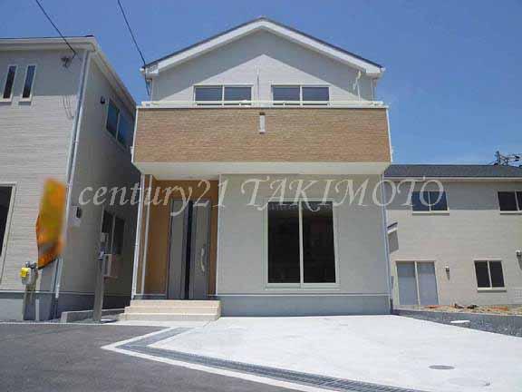 Same specifications photos (appearance). There is a feeling of opening per corner lot!