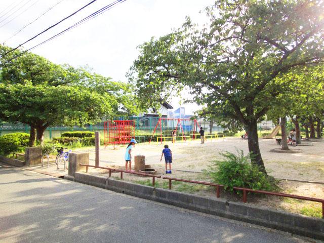 Other local. Children also can play with confidence every day because there is a park just around the corner.