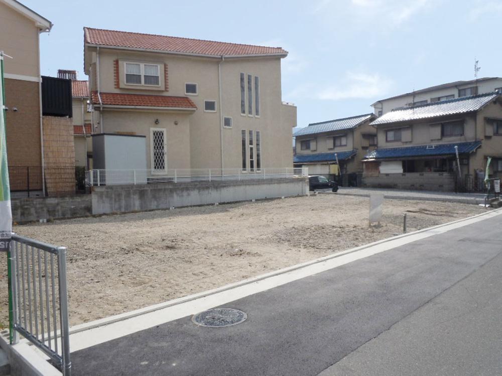 Local photos, including front road. Sunny of a quiet residential area.