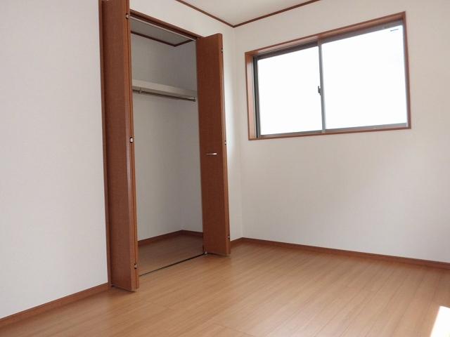 Other introspection. Each room can accommodate all the luggage there is a large closet