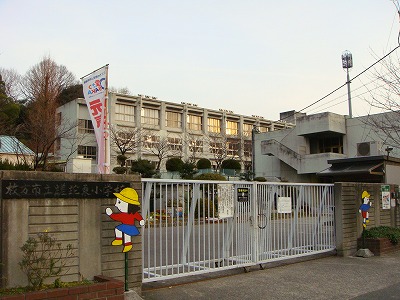 Primary school. Hirakata City Sada 1482m east to elementary school (elementary school)