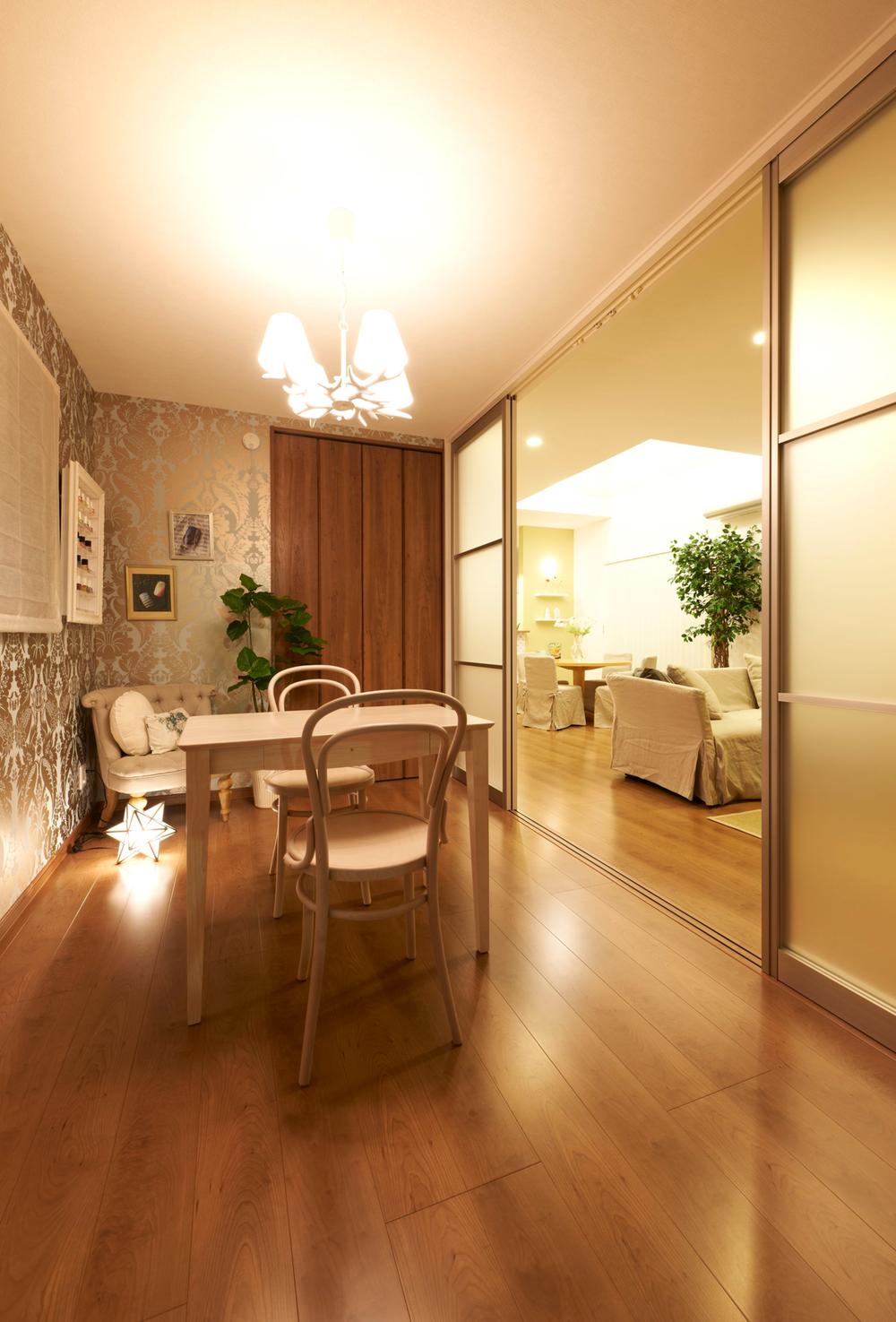 Non-living room. Perfect Saroneze room to mom became want to start your work. Nail and Beauty, It could use in such as cooking classes Western is, Close from the front door, Will be private if Shimere the door.