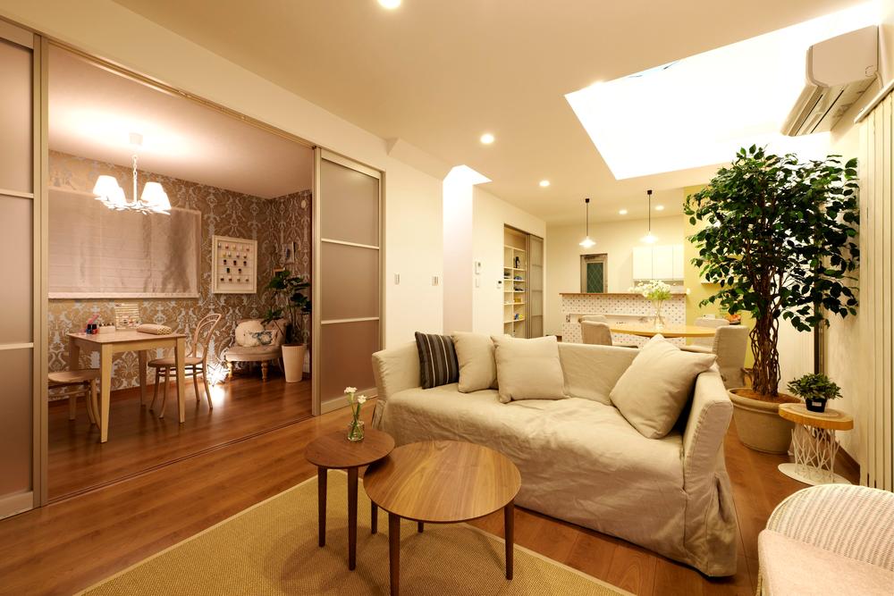 Living. Next to the spacious DLK, Large windows and a wood deck. Light for us to design even more brightly entering from the atrium.