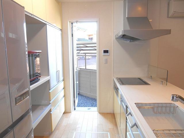 Kitchen. Also thank a lot of cupboard and under-floor storage and storage space. It has also been secured leisurely cooking space. 