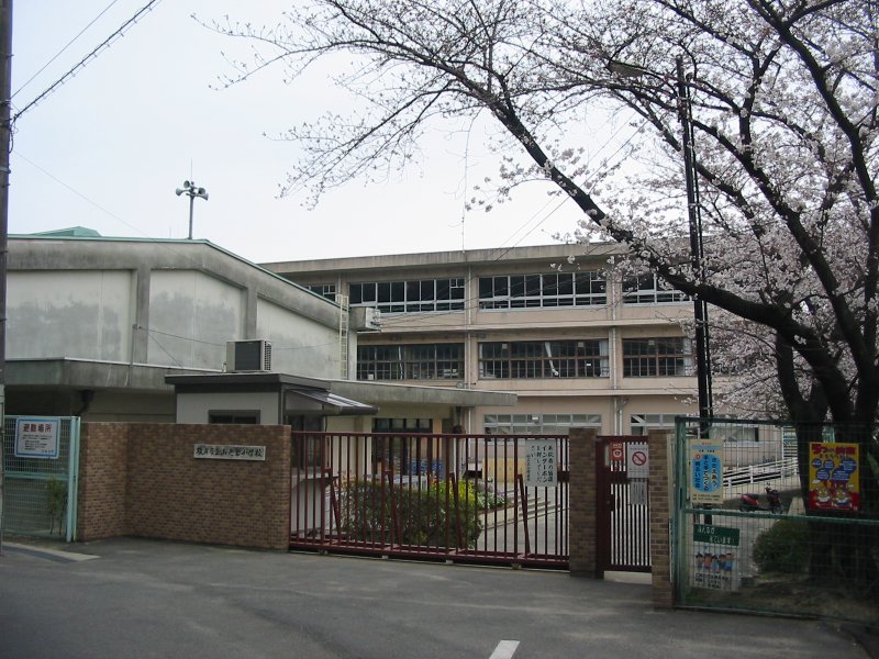 Primary school. 179m to Hirakata Municipal Yamanoue elementary school (elementary school)