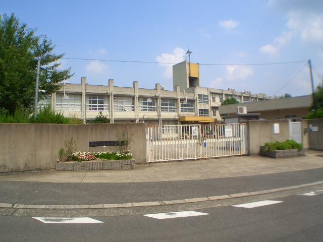 Primary school. Hirakata Municipal Higashikori to elementary school 360m