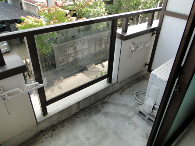 Balcony. Laundry is possible to hang out in here (laundry launderette)