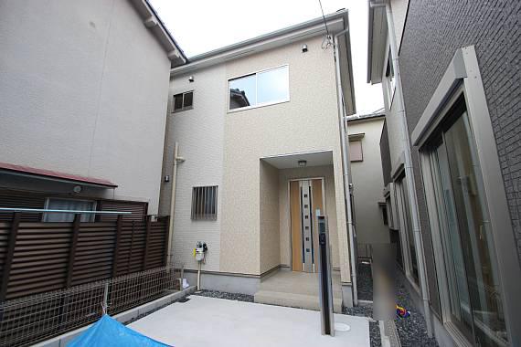 Local appearance photo. It is a 10-minute walk to the station!