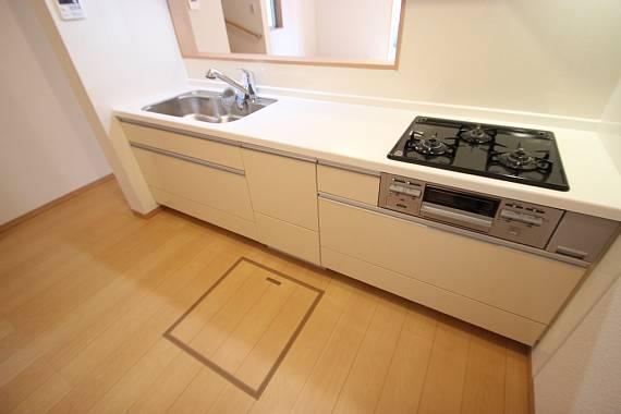 Kitchen. It is a popular face-to-face kitchen!