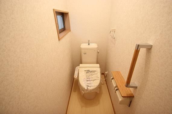 Toilet. Pat ventilation There is a window in the toilet!