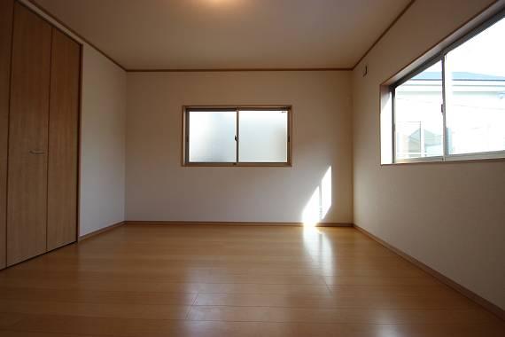 Non-living room. Bright rooms in the two-sided lighting!