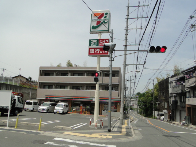 Convenience store. Seven-Eleven Hirakata Higashinakaburi 2-chome up (convenience store) 966m