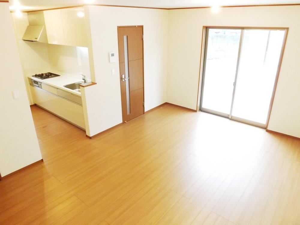 Same specifications photos (living). Same specifications photos (living) spacious and easy-to-use type of living! !