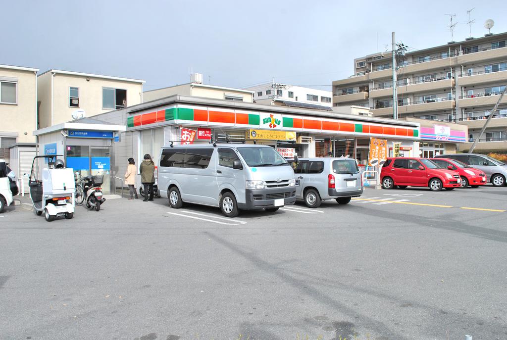 Convenience store. Thanks Hirakata Higashiyama store up (convenience store) 617m