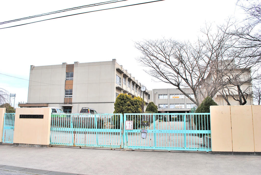 Junior high school. Hirakata Municipal Shodaikita junior high school (junior high school) up to 918m