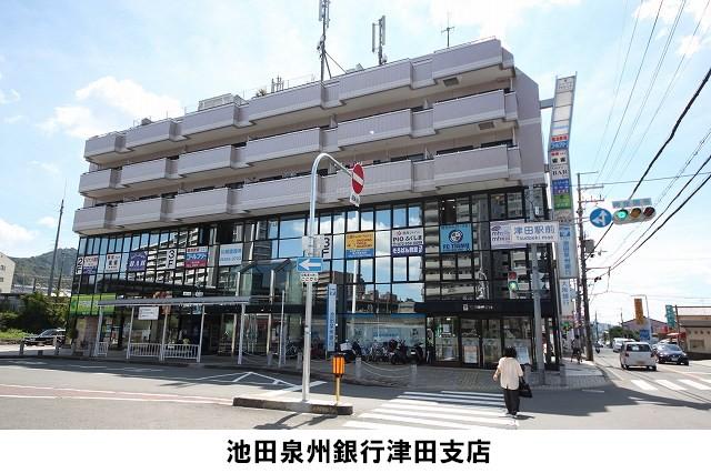 Bank. It is facing the 50m Tsudaekimae rotary to Senshu Ikeda.