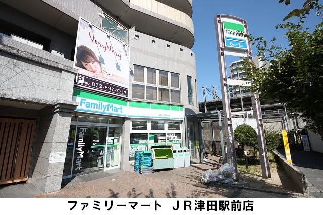 Convenience store. There a convenience store in 10m apartment 1 floor to the Family Mart.