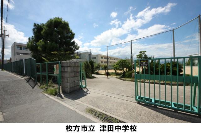Junior high school. Tsuda is a junior high school and north of the 1000m apartment before the road up to junior high school.