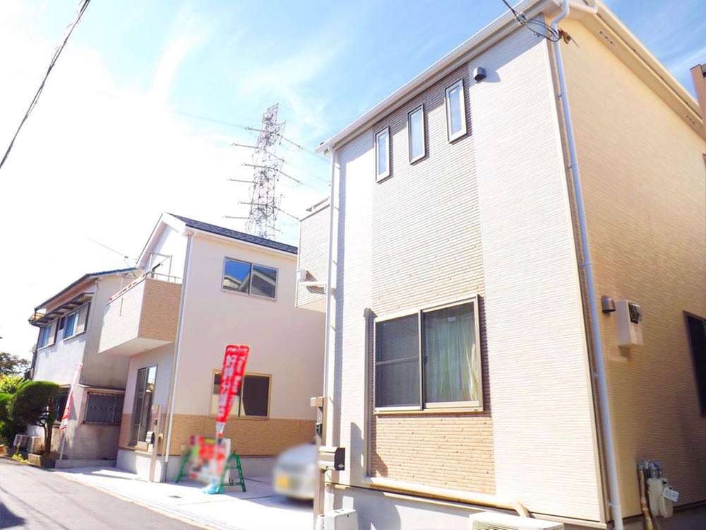 Local appearance photo. Local photos (streets) all 2 House!